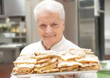 Le chiacchiere di Iginio Massari a 100 euro al chilo, la polemica: “Non è cibo ma una cintura di Gucci”