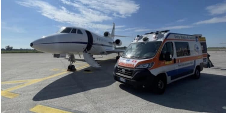 Donna incinta in condizioni critiche portata da Cagliari a Milano con un volo d’urgenza