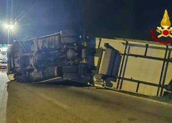 Si ribalta un tir sulla Ss 131 a Villagreca: un ferito, traffico in tilt