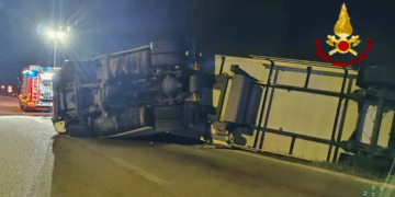 Si ribalta un tir sulla Ss 131 a Villagreca: un ferito, traffico in tilt