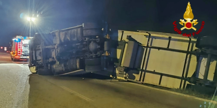 Si ribalta un tir sulla Ss 131 a Villagreca: un ferito, traffico in tilt