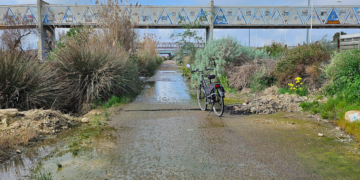 Ancora sprechi di acqua potabile a Cagliari: a Mammarranca spuntano i tagli stradali per farla defluire verso il canale
