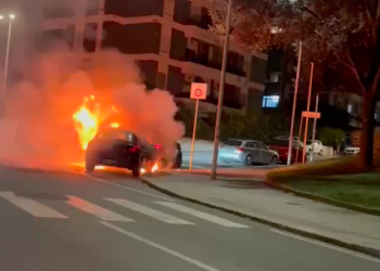 Cagliari, auto in fiamme: paura in via Dell’Abbazia -VIDEO