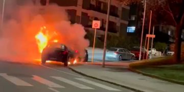 Cagliari, auto in fiamme: paura in via Dell’Abbazia -VIDEO