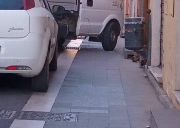 Serramanna, far west in via Roma: parcheggi selvaggi ostruiscono il passaggio