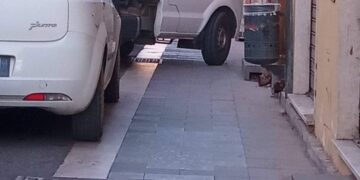 Serramanna, far west in via Roma: parcheggi selvaggi ostruiscono il passaggio