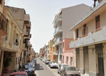 Quartu, cade in  strada e i passanti si prodigano per aiutare lei e il suo cane