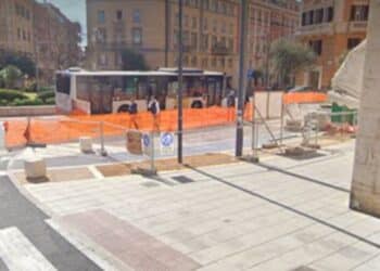 Cagliari, via le panchine per far spazio “ai cubi a bordo strada”, proteste da parte dei cittadini