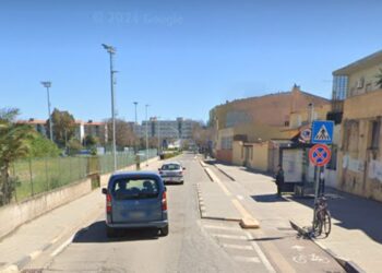 Assemini, autoerotismo alla fermata del bus davanti a una ragazza