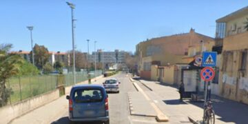 Assemini, autoerotismo alla fermata del bus davanti a una ragazza