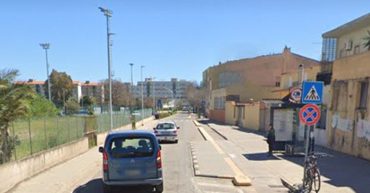 Assemini, autoerotismo alla fermata del bus davanti a una ragazza