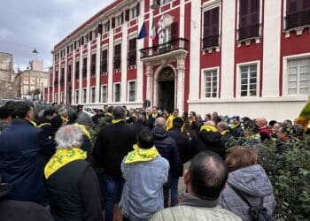 Cagliari, sit in di protesta di oltre cento agricoltori e allevatori: “Per favore, non sprecate l’acqua sarda”