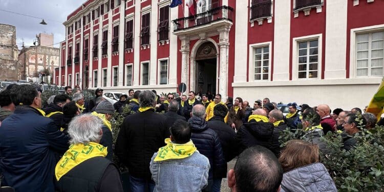 Cagliari, sit in di protesta di oltre cento agricoltori e allevatori: “Per favore, non sprecate l’acqua sarda”