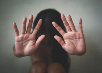 Tenta di strangolare la moglie poi la prende a pugni: arrestato 36enne sardo