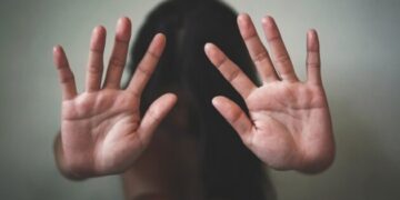 Tenta di strangolare la moglie poi la prende a pugni: arrestato 36enne sardo