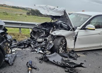 Due feriti e traffico paralizzato: si indaga sul frontale fra due auto a Settimo San Pietro