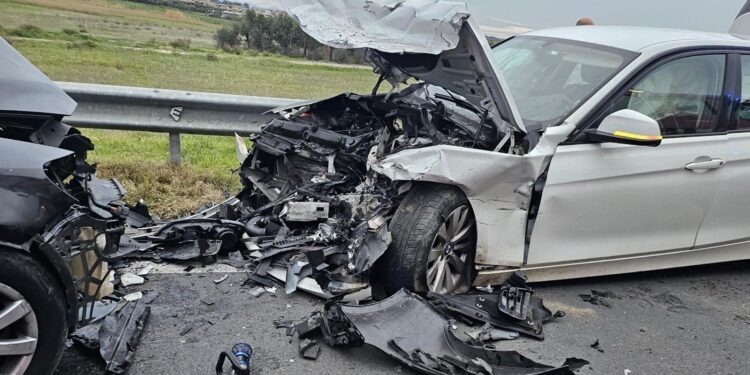 Due feriti e traffico paralizzato: si indaga sul frontale fra due auto a Settimo San Pietro