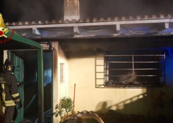 Inferno di fuoco in una casa di campagna di Assemini, 80enne salvato fra le bombole di gas