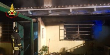 Inferno di fuoco in una casa di campagna di Assemini, 80enne salvato fra le bombole di gas
