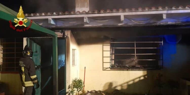 Inferno di fuoco in una casa di campagna di Assemini, 80enne salvato fra le bombole di gas