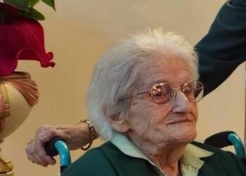 Auguri a Vincenza, 100 anni di chiacchiere e sorrisi nella sua amata Cagliari