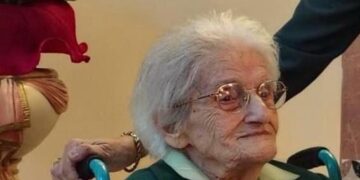 Auguri a Vincenza, 100 anni di chiacchiere e sorrisi nella sua amata Cagliari