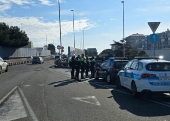 Cagliari, a piedi sull’asse mediano fra le auto che sfrecciano: salvato un anziano