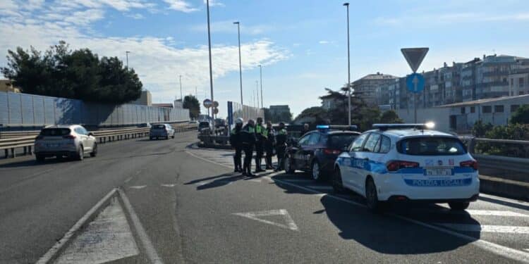 Cagliari, a piedi sull’asse mediano fra le auto che sfrecciano: salvato un anziano