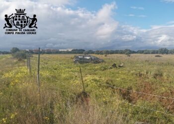 Esce fuori strada e si ribalta con l’auto sulla strada da Cagliari a Pula, gravissimo un 62enne