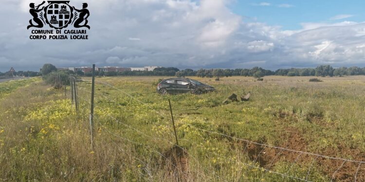 Esce fuori strada e si ribalta con l’auto sulla strada da Cagliari a Pula, gravissimo un 62enne