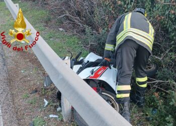 Si schiantano con la moto e finiscono oltre il guardrail ad Alghero, feriti due ragazzi
