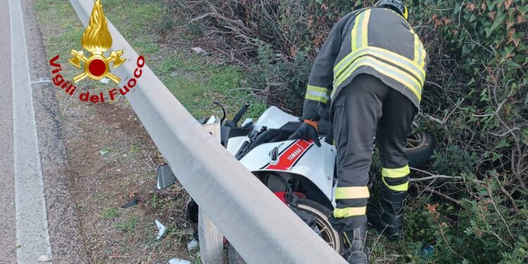 Si schiantano con la moto e finiscono oltre il guardrail ad Alghero, feriti due ragazzi