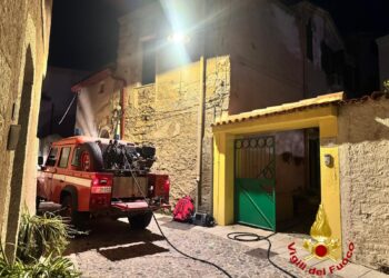 Nuoro, paura nella notte: scoppia incendio nella cucina di casa