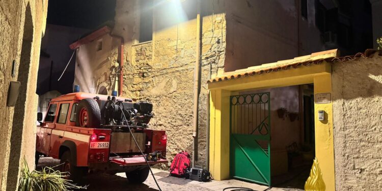 Nuoro, paura nella notte: scoppia incendio nella cucina di casa