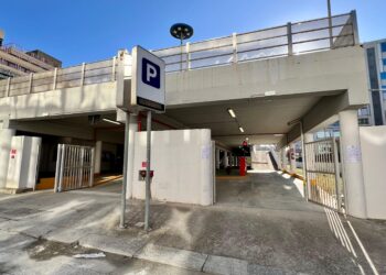 Parcheggio di via Cesare Battisti a Cagliari, un buco nell’acqua: solo due auto in 280 stalli