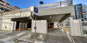 Parcheggio di via Cesare Battisti a Cagliari, un buco nell’acqua: solo due auto in 280 stalli