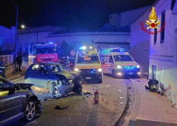 Brutto incidente ad Abbasanta, due auto si scontrano in curva: tre persone in ospedale