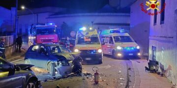 Brutto incidente ad Abbasanta, due auto si scontrano in curva: tre persone in ospedale