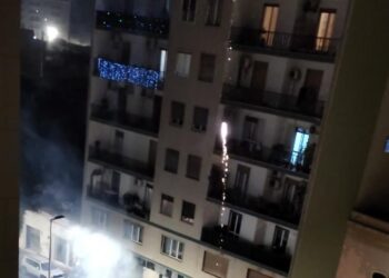 Cagliari, la nuova emergenza-incubo: fuochi d’artificio fra i palazzi nella notte per festeggiare i compleanni