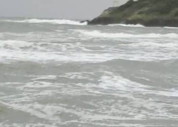 Sarroch, a Porto Columbu si respira aria di plastica bruciata