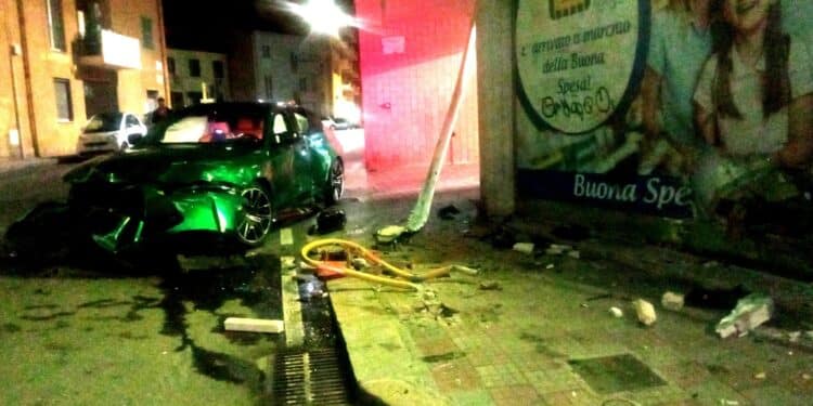 Cagliari, si schianta contro un palo in via De Gioannis con l’auto di lusso: danneggiata la vetrina del market