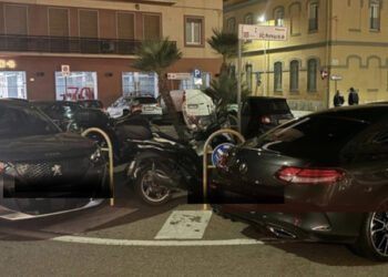 Cagliari, la vergogna dei parcheggi selvaggi davanti a Palazzo Doglio: auto e moto “saccheggiano” le rotonde