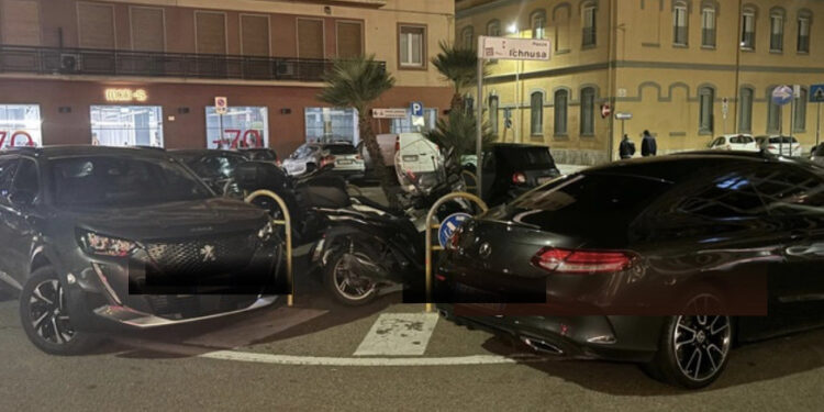 Cagliari, la vergogna dei parcheggi selvaggi davanti a Palazzo Doglio: auto e moto “saccheggiano” le rotonde