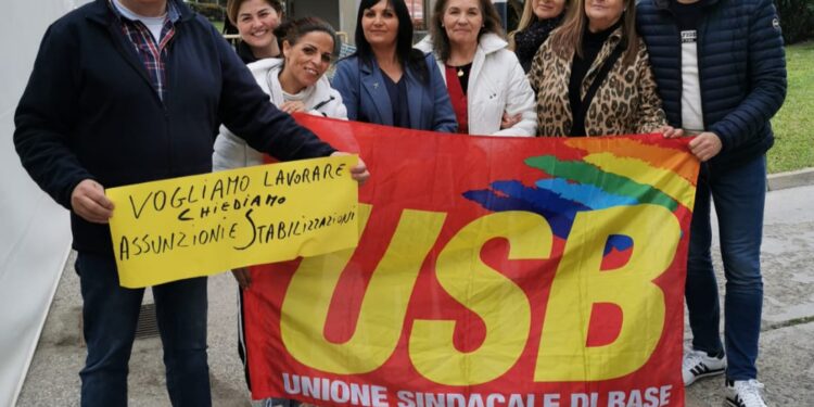 Cagliari, sit-in davanti all’Ospedale Marino: gli oss vogliono essere stabilizzati