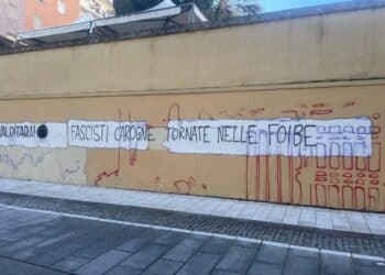 Cagliari, imbrattato con scritte contro i “fascisti” il muro davanti al parco dei martiri delle Foibe: “Zedda, fai pulire subito”