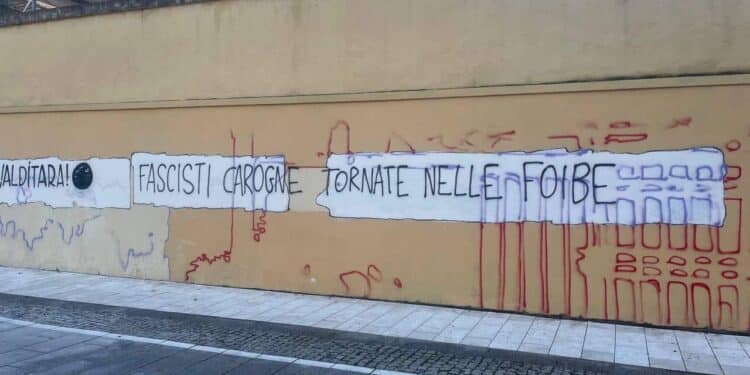 Cagliari, imbrattato con scritte contro i “fascisti” il muro davanti al parco dei martiri delle Foibe: “Zedda, fai pulire subito”