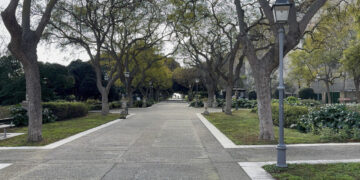 Cagliari, ai Giardini Pubblici la vergogna delle statue decapitate mentre i senzatetto occupano la strada (VIDEO)