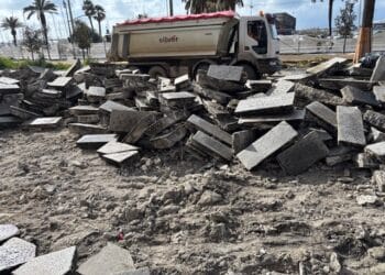 La nuova via Roma a metà, ecco a che punto sono i lavori nel secondo lotto: già smantellato l’asfalto (VIDEO)