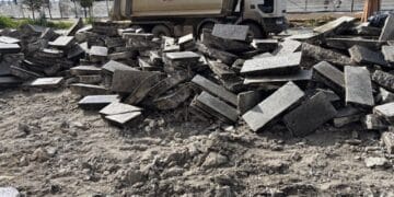 La nuova via Roma a metà, ecco a che punto sono i lavori nel secondo lotto: già smantellato l’asfalto (VIDEO)