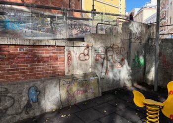 La nuova piazza Garibaldi già nel degrado: muri imbrattati nella zona per bambini e rifugio per clochard (VIDEO)